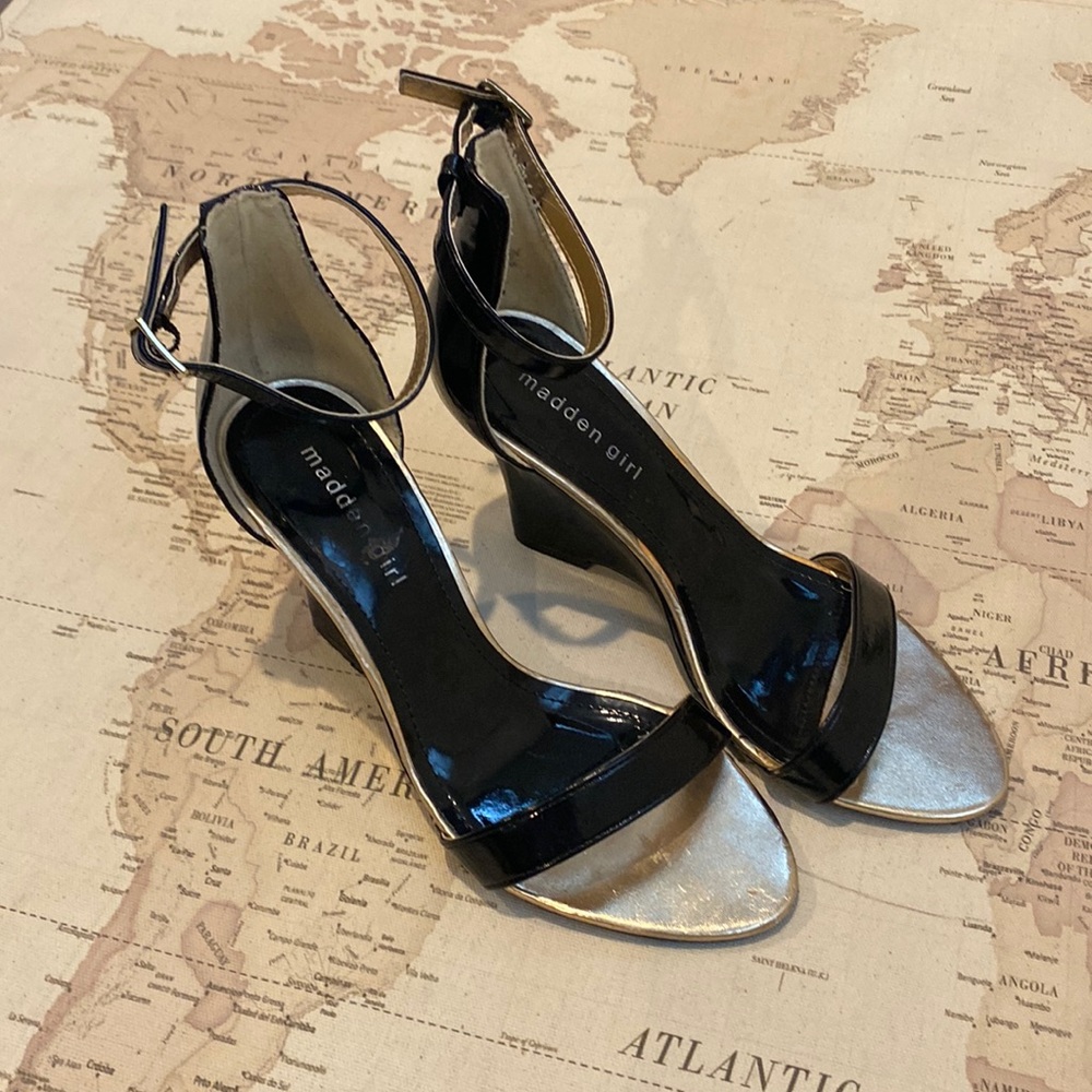 MADDEN GIRL STILETTO WEDGE IN BLACK AND GOLD SIZE 9